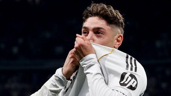 فيديريكو فالفيردي خلال مباراة ريال مدريد وأتلتيكو مدريد