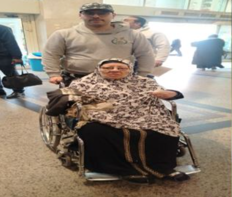 موظف الجوازات يقدم تسهيلات لكبار السن وذوي الاحتياجات الخاصة