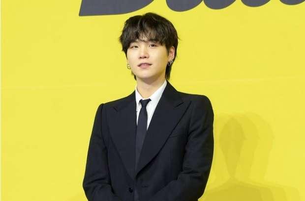 شوقا من BTS يتحدث عن رمضان ووجبة الإفطار بعد الغروب خلال بث مباشر، مع تفاعل الجمهور على منصات التواصل الاجتماعي 🌙🍽️💜