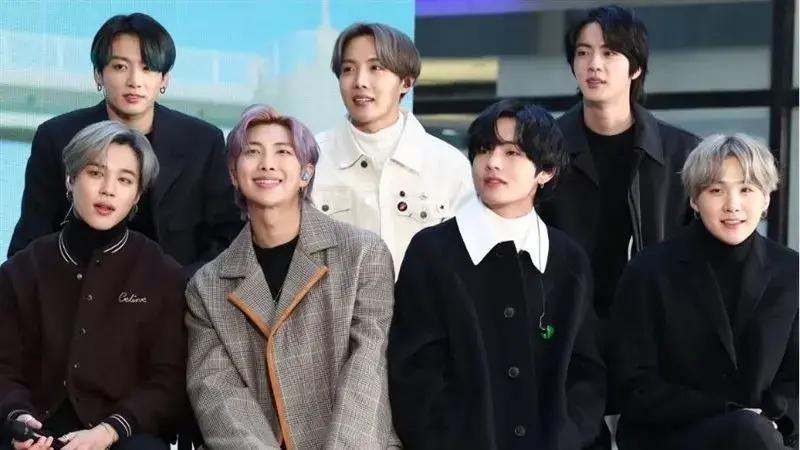 فرقة BTS خلال عرض مباشر عالمي لإطلاق ألبوم ARIRANG في ساحة غوانغهامون في سيول