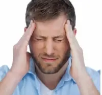 شخص يستيقظ فجأة من النوم بسبب صداع