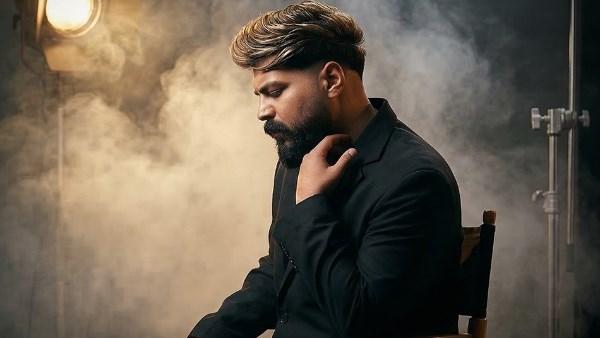 مسلم في جلسة تصوير لأغنية "ماتتحبيش" مع إضاءة تعكس الطابع العاطفي للحب والخسارة
