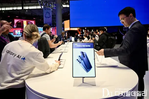 Galaxy S26 Ultra معروض في جناح سامسونج خلال MWC 2026 مع شعار "أفضل هاتف"