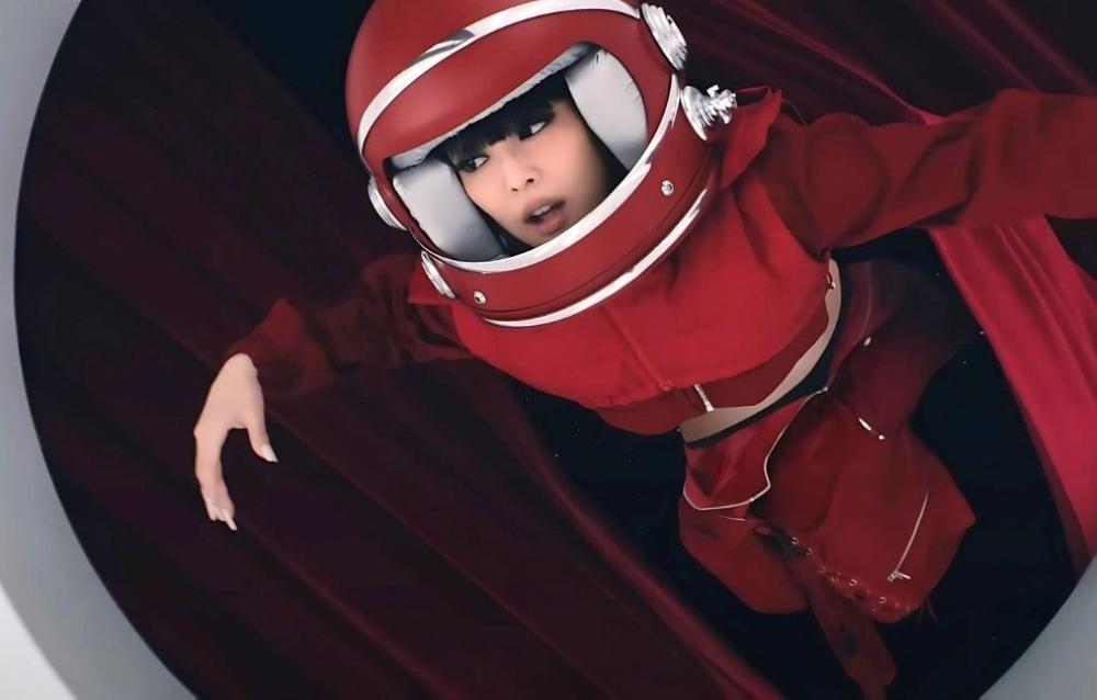 جيني خلال أداء أغنية "like JENNIE" مع خلفية احتفالية بشهادة البلاتين في الولايات المتحدة