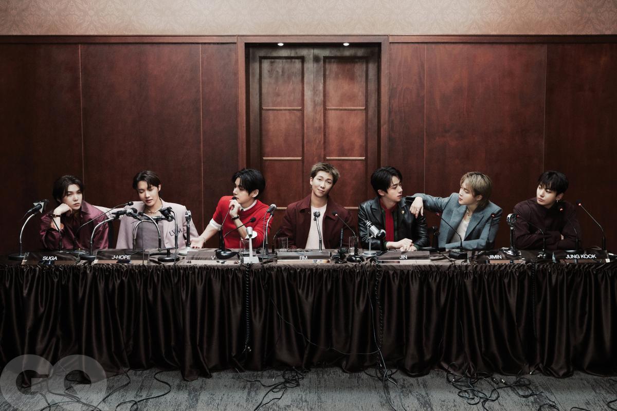 أعضاء BTS يظهرون في مشاهد Fanmade MV لأغنية "Hooligan" وسط مؤثرات بصرية مبتكرة ورسوم متحركة، مع تفاعل جماهيري على وسائل التواصل الاجتماعي.