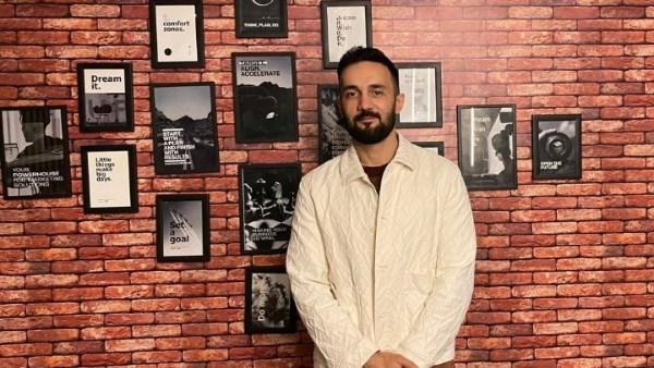 حسني شتا يتحدث عن دوره في مسلسل سوا سوا ويكشف تفاصيل شخصية أمير الرفاعي وتحولاتها الدرامية