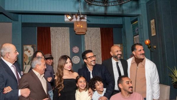 أحمد داود يحتفل بانتهاء تصوير مسلسل بابا وماما جيران مع فريق العمل