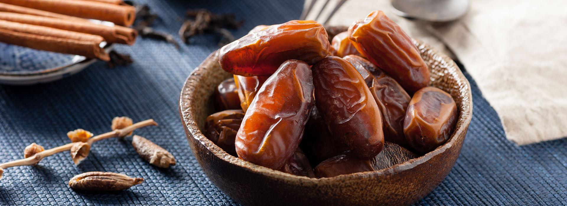 شخص يرفع يديه بالدعاء وقت غروب الشمس تعبيرًا عن نية الصيام