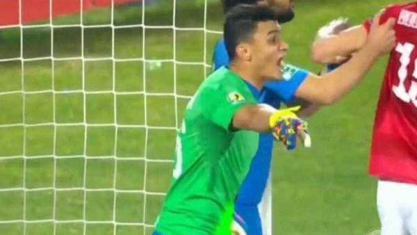 سيف الجزيري يقف كحارس مرمى الزمالك بعد طرد صبحي