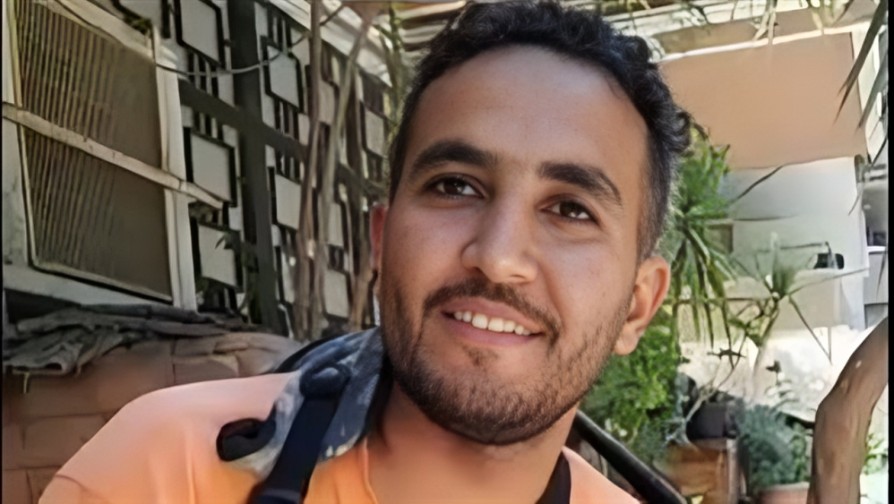 هاني خالد مع منحة جامعة القاهرة