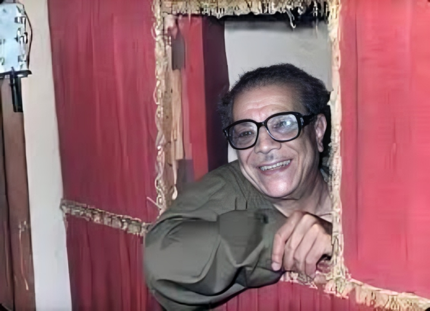 صورة الفنان محمود شكوكو بزيه المميز خلال إحدى حفلاته الفنية