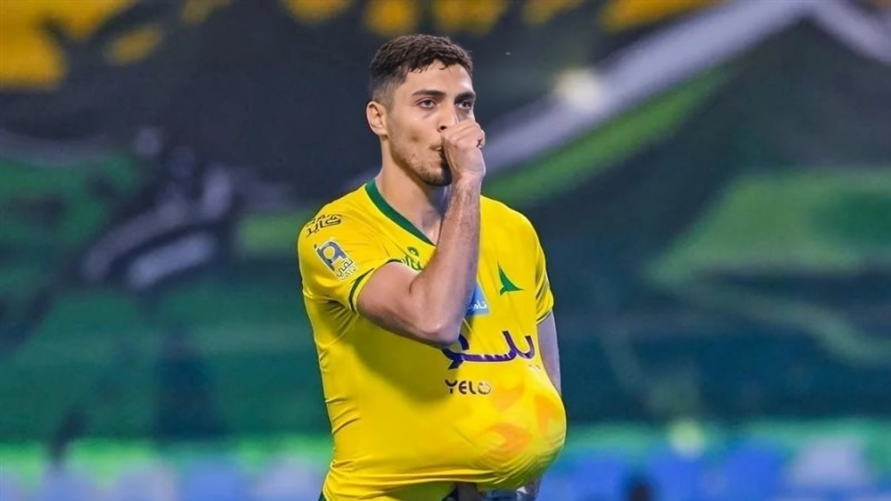 محمد شريف أثناء مشاركته مع فريق الخليج في مباراة الدوري السعودي