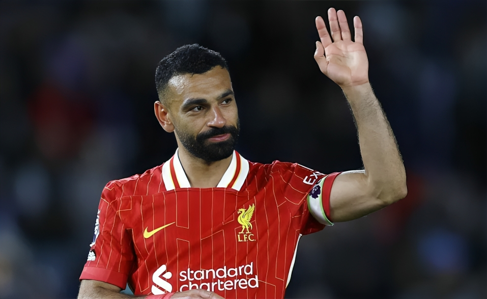 محمد صلاح يحتفل بجائزة أفضل لاعب في الدوري الإنجليزي.