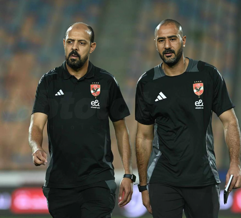 عماد النحاس يحتفل مع لاعبي الأهلي خلال مباراة حاسمة في الدوري.