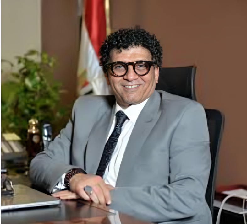 صلاة جنازة والد رئيس دار الأوبرا علاء عبد السلام في مسجد السيدة نفيسة.