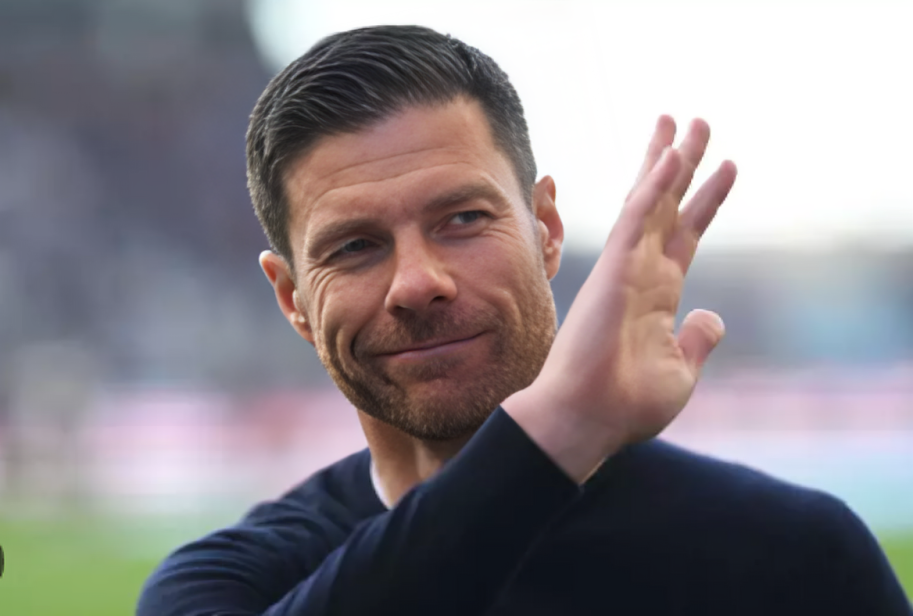 تشابي ألونسو بقميص ريال مدريد بعد توقيعه كمدير فني جديد.