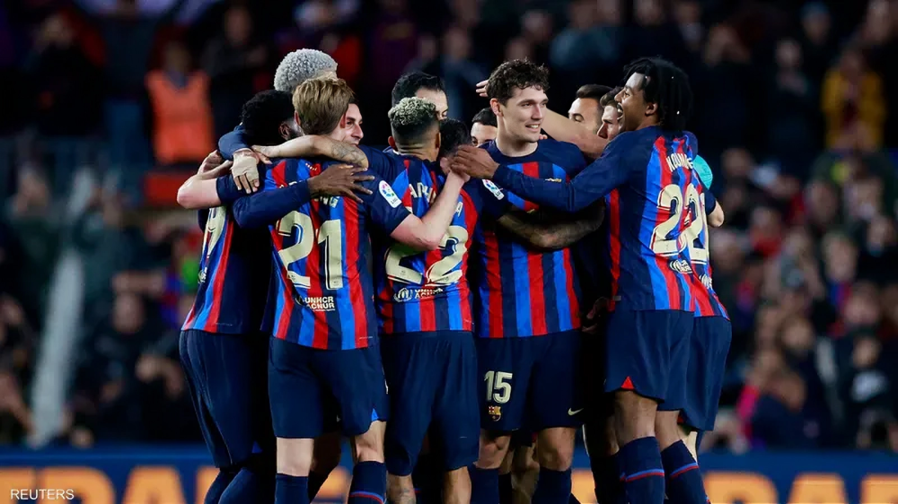 لاعبو برشلونة يحتفلون بالأهداف ضد ريال مدريد.