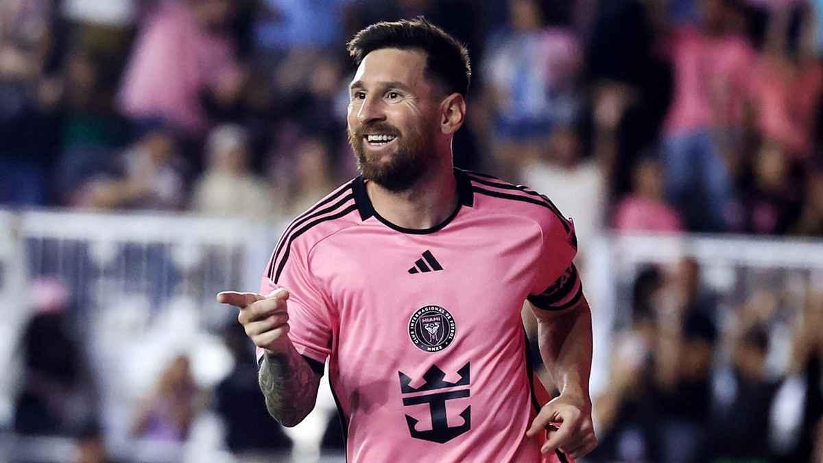 محمد صلاح يختار ليونيل ميسي كأفضل لاعب يساري في التاريخ