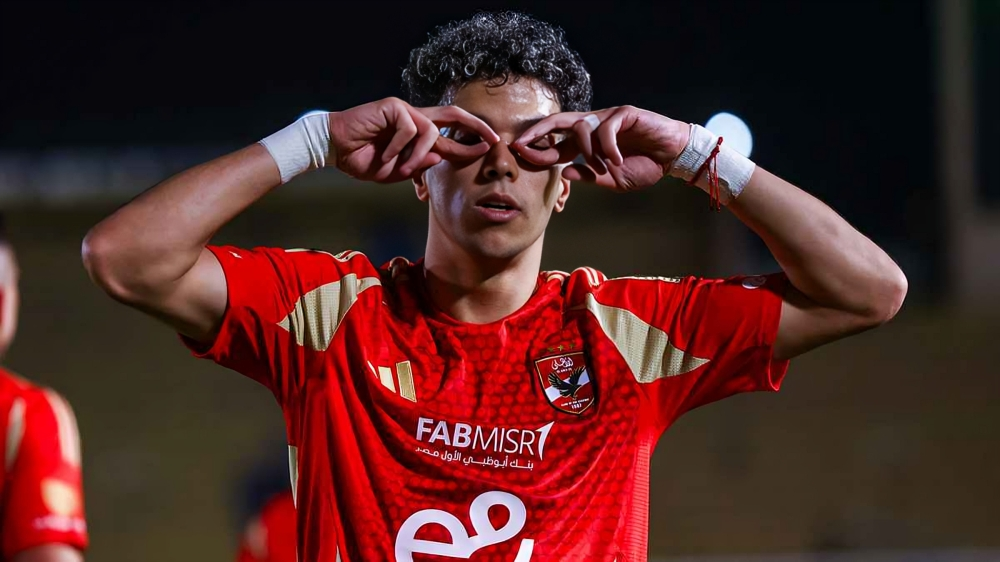 إمام عاشور لاعب وسط الأهلي المصري في مباراة.