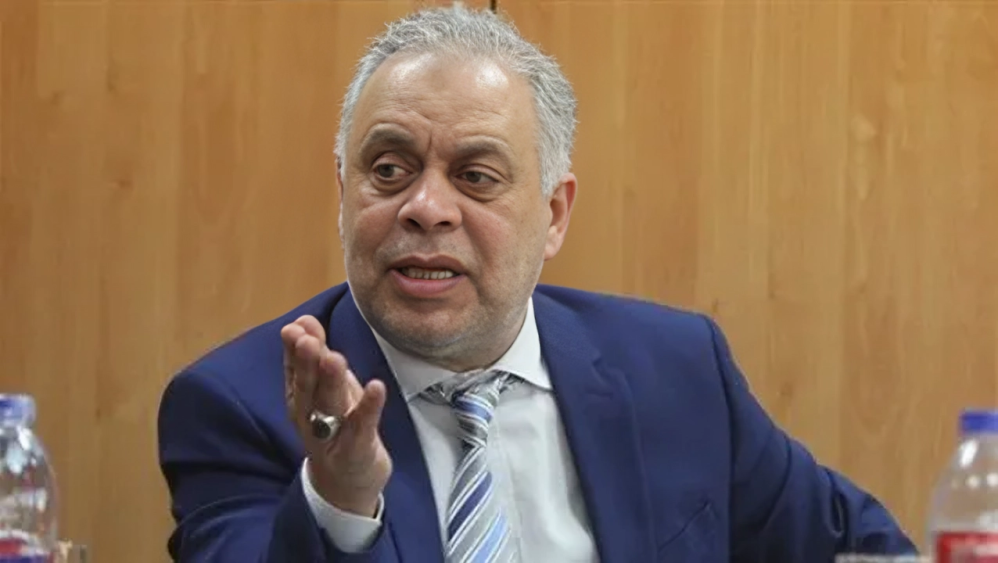 أشرف زكي يلاحق نصابًا انتحل صفة فنانين.