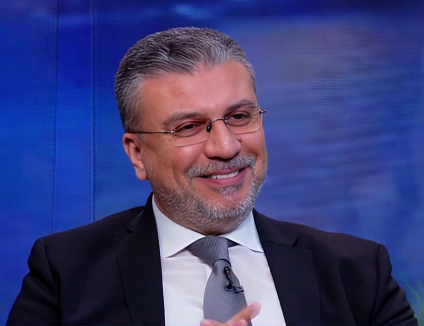 الإعلامي عمرو الليثي في المستشفى بعد إجراء العملية الجراحية.