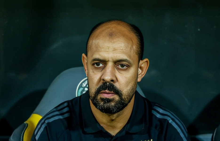 عماد النحاس وخوسيه ريفيرو مع شعار الأهلي.