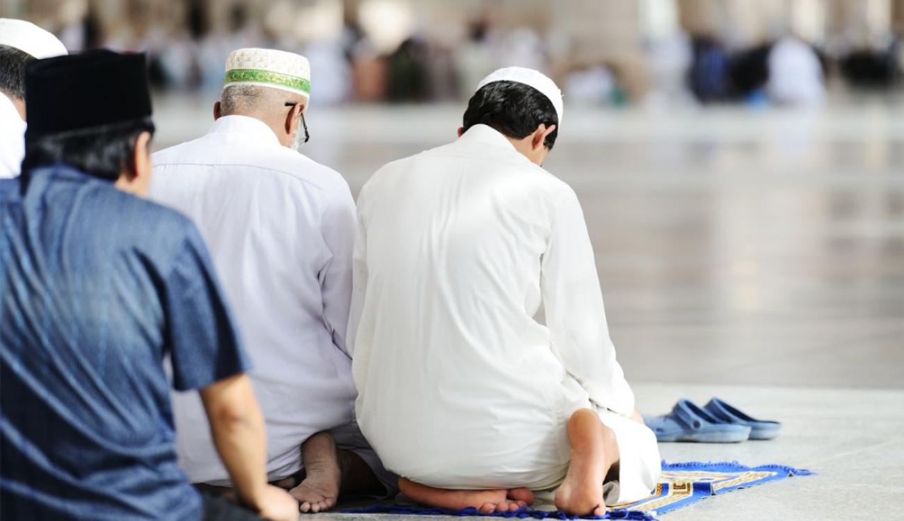 مصلون يؤدون صلاة الجمعة في المسجد.