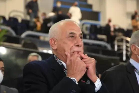 حسين لبيب رئيس نادي الزمالك أثناء سفره إلى فرنسا للعلاج