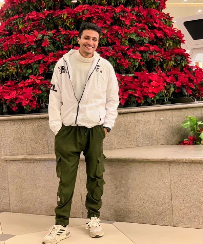 مصطفى عماد مع المخرج محمد سامي في صورة معبرة عن التقدير والشكر.