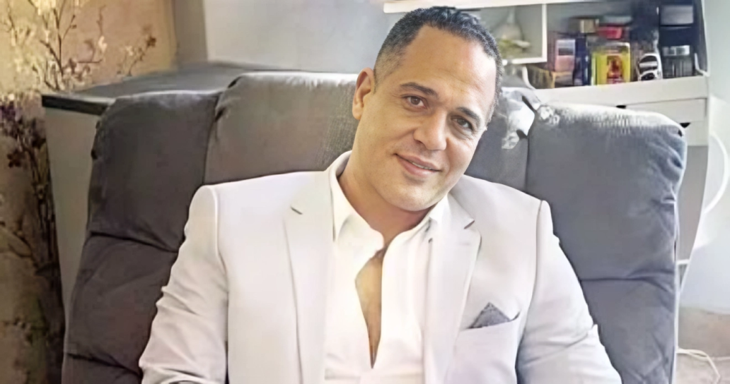 صورة الفنان مصطفى درويش في أحد أدواره الفنية المميزة.