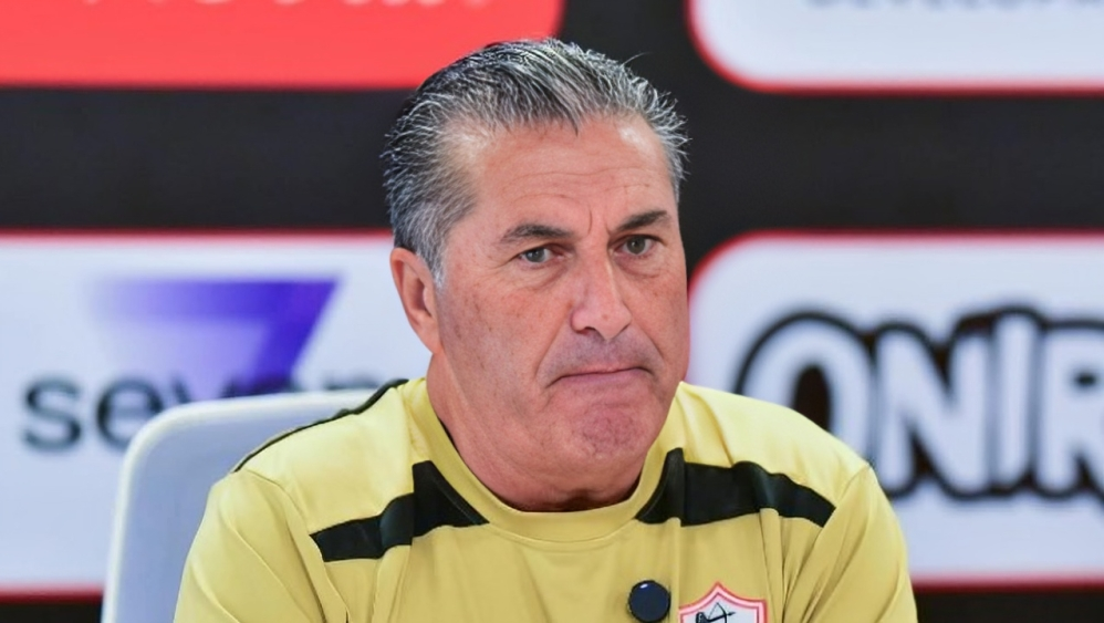 جوزيه بيسيرو خلال تسلم مستحقاته المتأخرة من إدارة الزمالك.