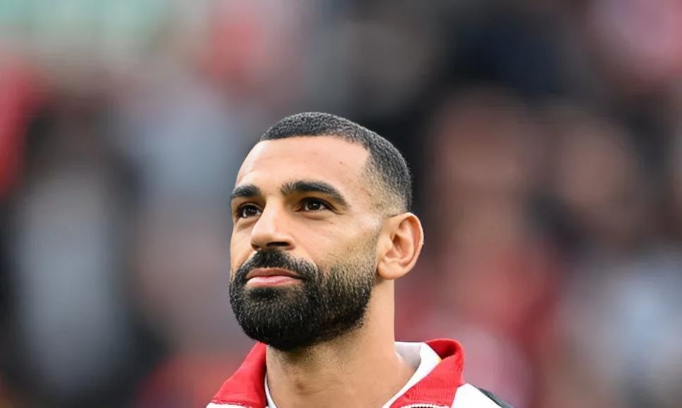 أحمد شوبير يهنئ محمد صلاح بعد فوزه بجائزة أفضل لاعب في الدوري الإنجليزي.