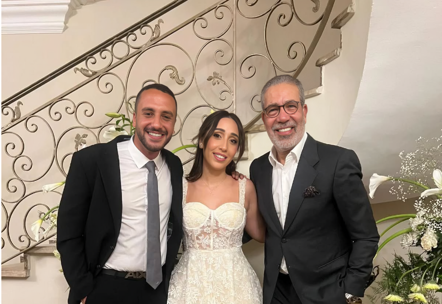 خالد سامي العدل وخطيبته هنا الألفي خلال حفل الخطوبة.