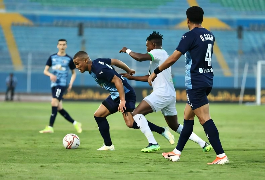 لاعبو البنك الأهلي يحتفلون بفوزهم على بيراميدز في الدوري الممتاز.