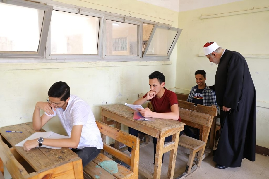 طلاب يؤدون امتحانات الثانوية الأزهرية.