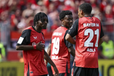 جيريمي فريمبونج يرتدي قميص ليفربول الجديد