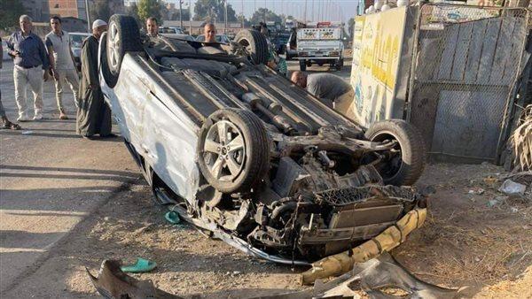 موقع حادث انقلاب سيارة على الطريق الصحراوي بقنا.