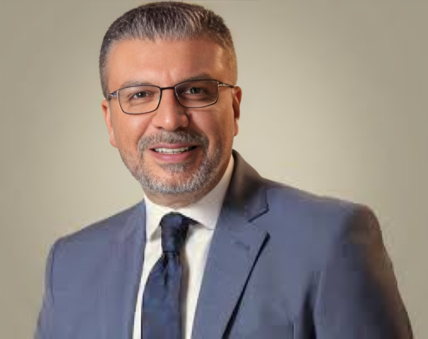 عمرو الليثي يتسلم درع التكريم في الملتقى الإعلامي العربي بالكويت