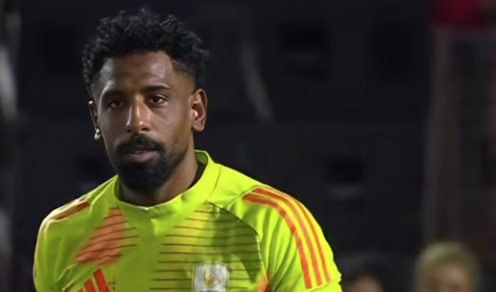 لحظة طرد حارس فاركو شيكا أمام الأهلي في الدوري المصري