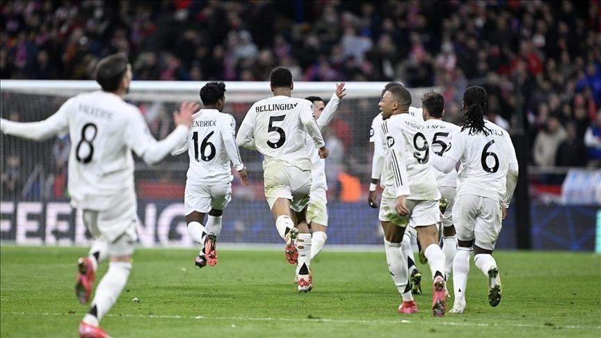 لاعبو ريال مدريد يحتفلون بعد فوزهم بكأس العالم للأندية.