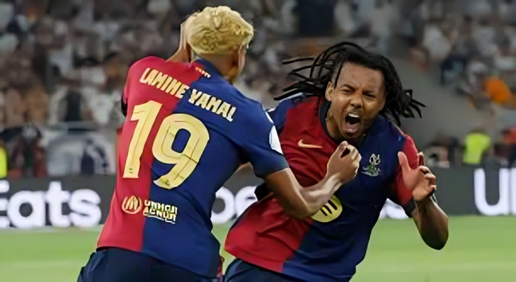 جول كوندي أثناء مغادرته الملعب مصابًا خلال مباراة برشلونة ضد إنتر ميلان.