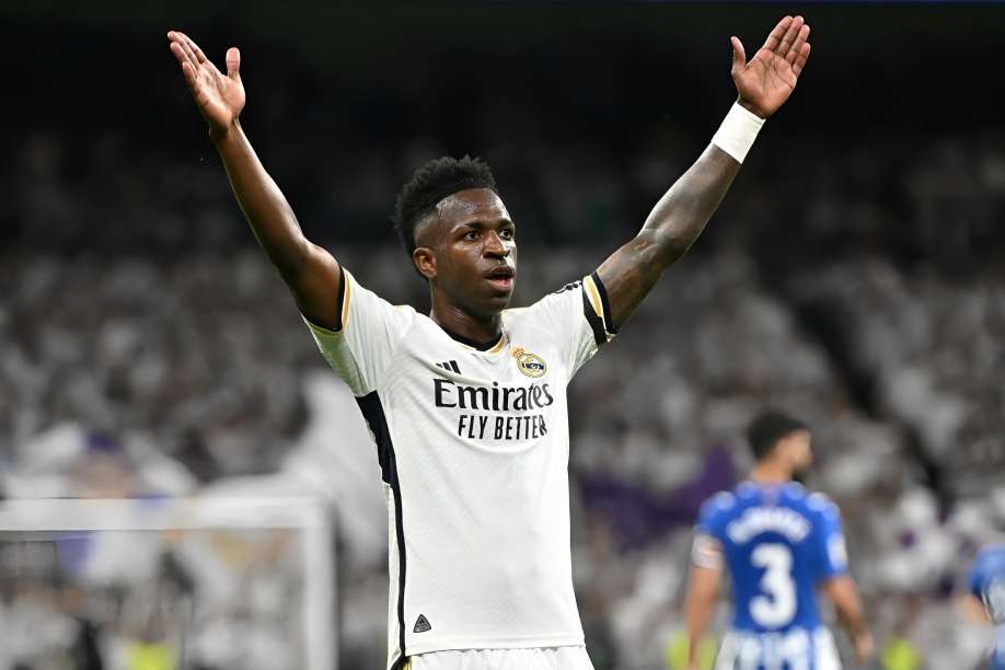 فينيسيوس جونيور بقميص ريال مدريد خلال مباراة.
