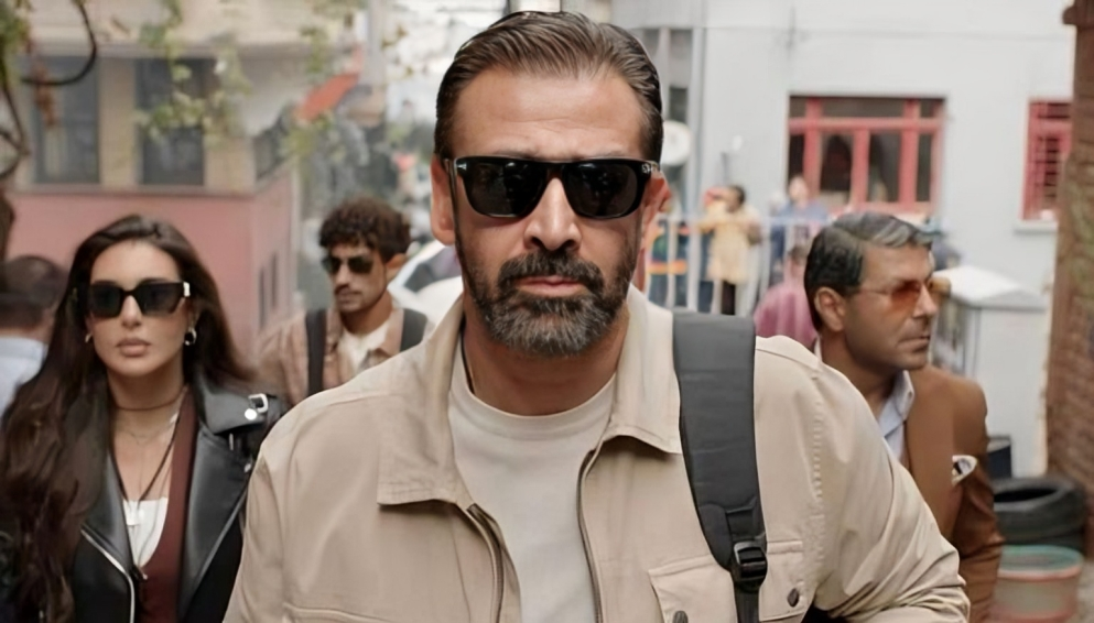 كريم عبد العزيز على الريد كاربت في عرض فيلم المشروع X.