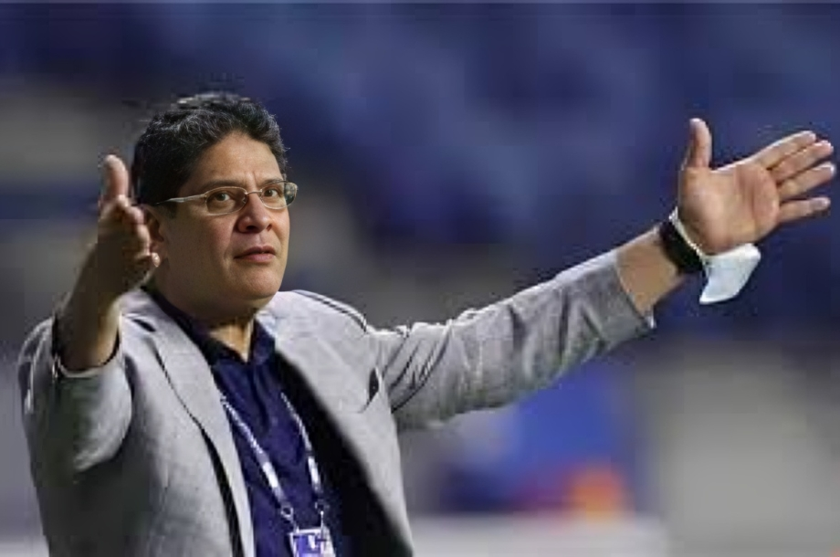 أيمن الرمادي في ورطة قبل مباراة الزمالك ضد سيراميكا كليوباترا.