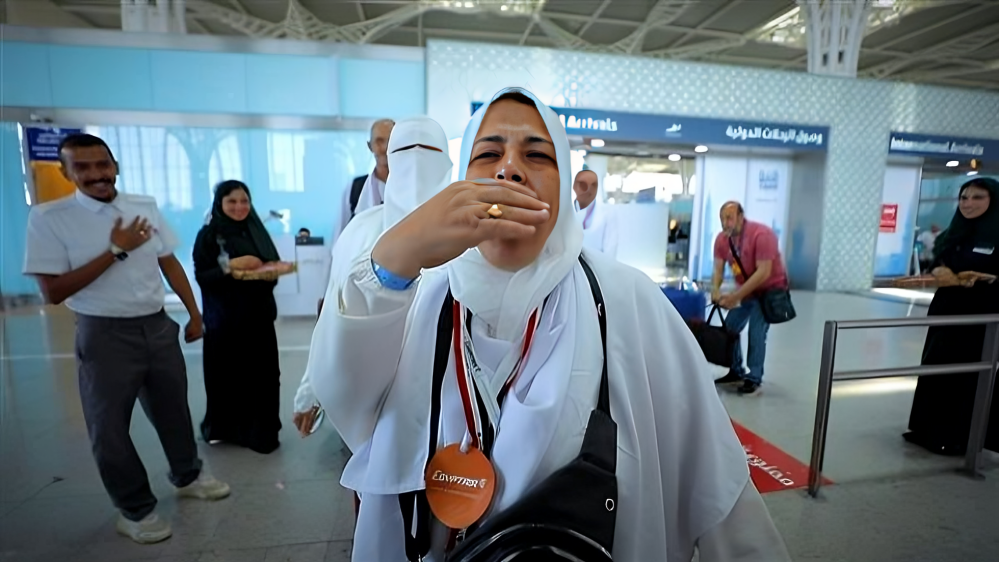 استقبال حجاج القرعة المصريين في المدينة المنورة بالورود والأناشيد.