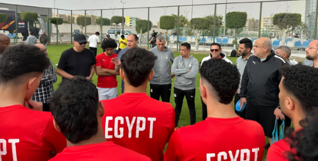 رئيس قطاع الرياضة يدعم منتخب مصر للشباب قبل مباراة زامبيا في كأس الأمم الإفريقية.
