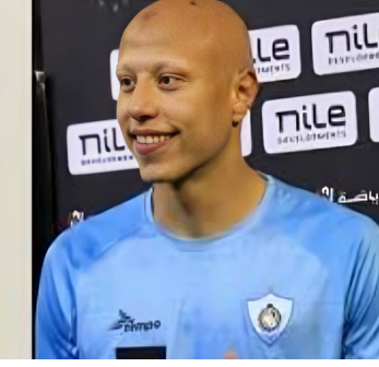 عمرو الجزار لاعب غزل المحلة خلال مباراة في الدوري المصري الممتاز.