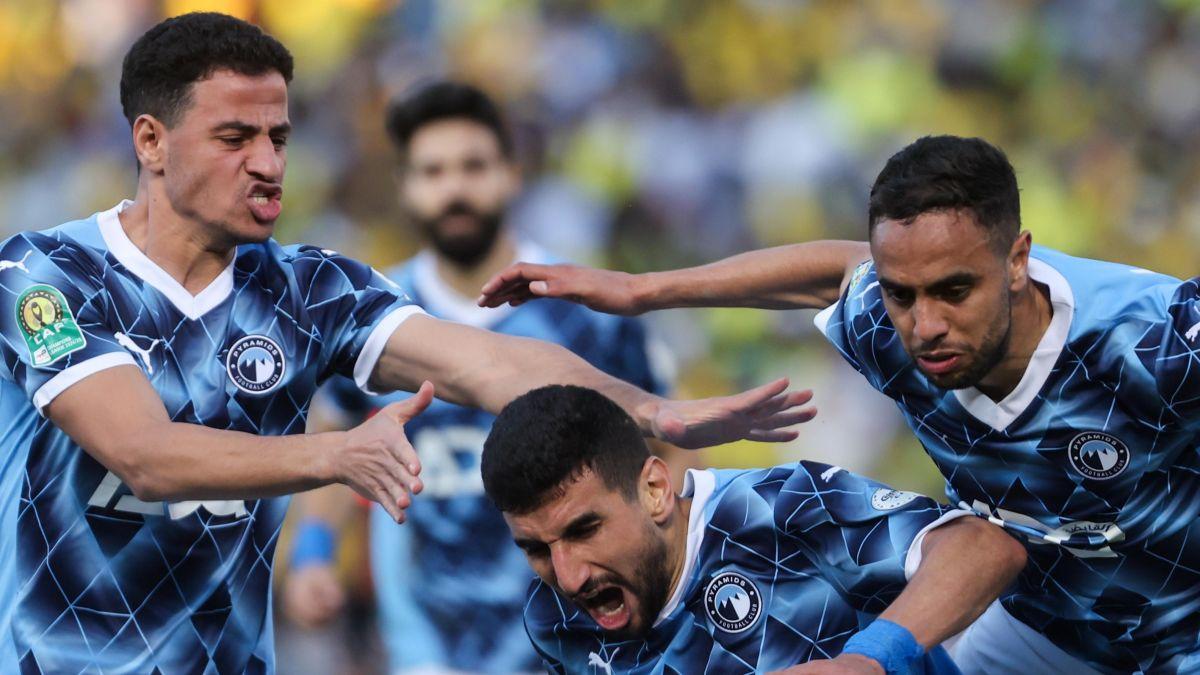 لاعبو الاتحاد الرياضي للإعاقات الذهنية يشجعون بيراميدز.
