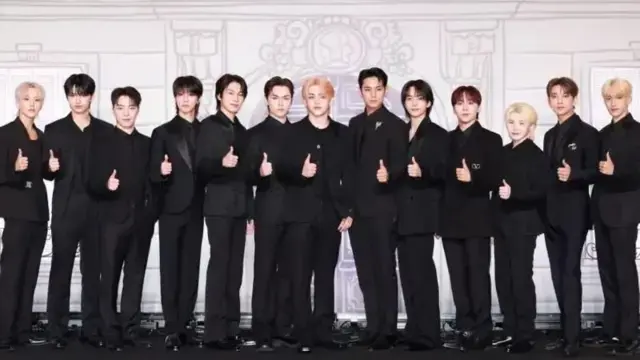 إسكوبس قائد SEVENTEEN أثناء إعلان التوقف المؤقت خلال لقاء معجبي Yakusoku في طوكيو دوم 2026 وسط تفاعل جماهيري مؤثر