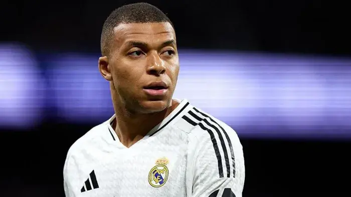 توتر داخل غرفة ملابس ريال مدريد بسبب مبابي وألفارو أربيلوا